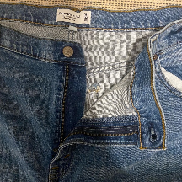 NWT Abercrombie 90s Straight Ultra High Rise Jean In Blue Sz 36 | 22R - Picture 5 of 8
